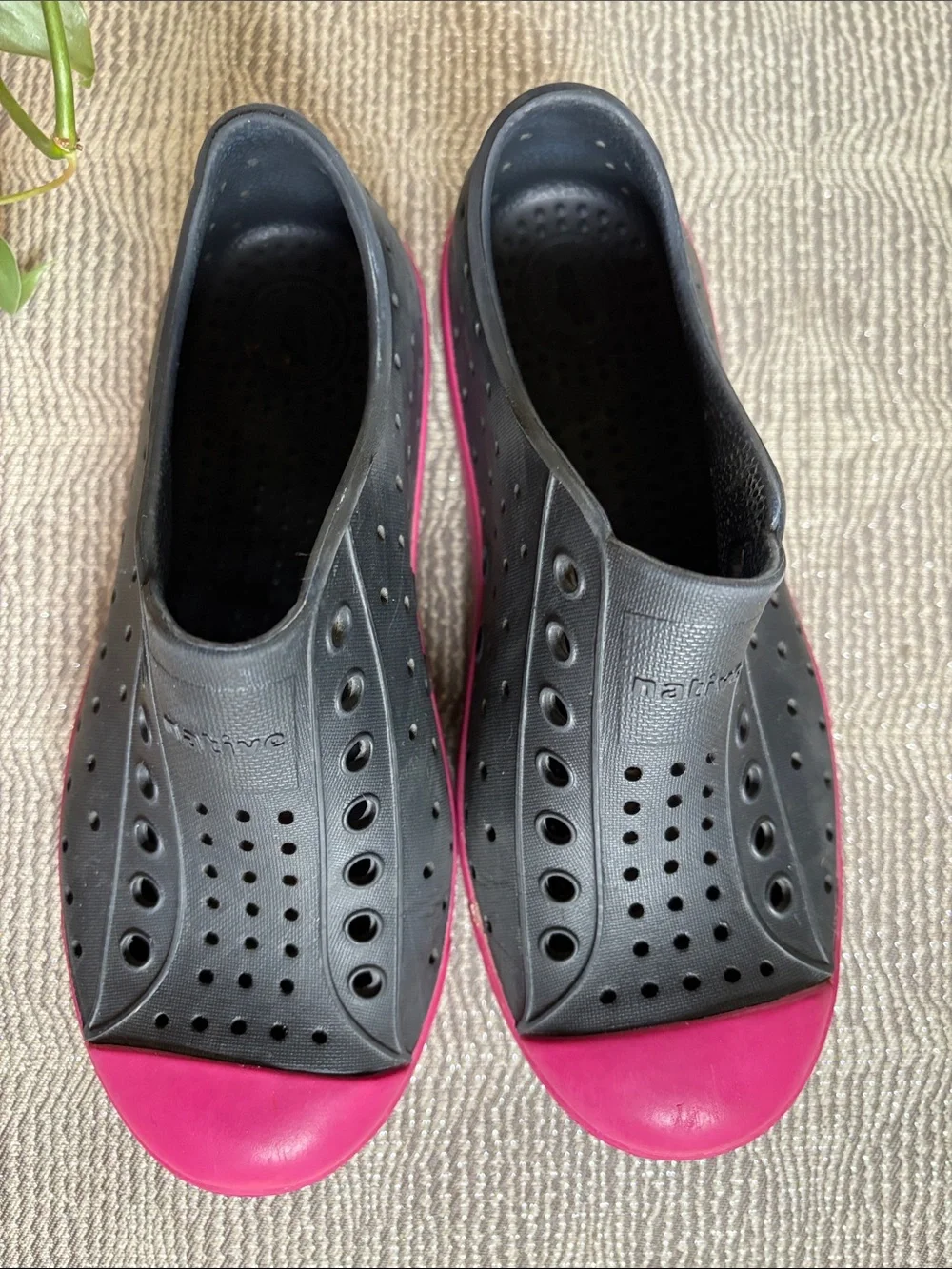 Native Jefferson Jiffy Black/Samba Pink Slip-On Water Kids Shoes C13